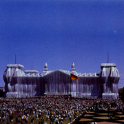 Christo e Jeanne-Claude . Rivelare l'oggetto attraverso il mascheramento .