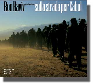 Sulla strada per Kabul . Fotografie di Ron Haviv